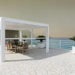 Le lamelle orientabili: il meccanismo che regola sole, aria e pioggia (foto Pergola Ke Outdoor Kedry Prime a isola)