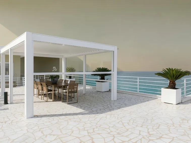 Le lamelle orientabili: il meccanismo che regola sole, aria e pioggia (foto Pergola Ke Outdoor Kedry Prime a isola)