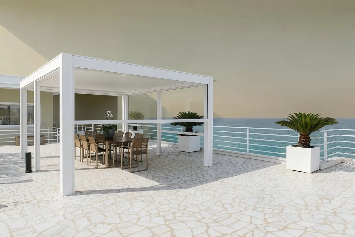 Le lamelle orientabili: il meccanismo che regola sole, aria e pioggia (foto Pergola Ke Outdoor Kedry Prime a isola)