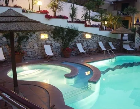 piscina con idromassaggio-1