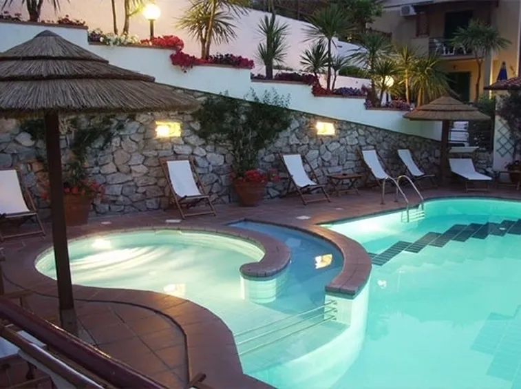piscina con idromassaggio-1