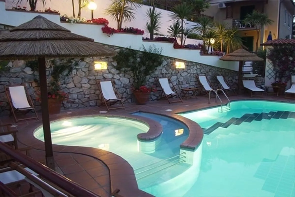piscina con idromassaggio-1