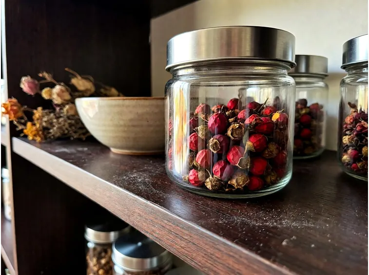 Conservare le bacche essiccate e usarle in infuso durante l'inverno