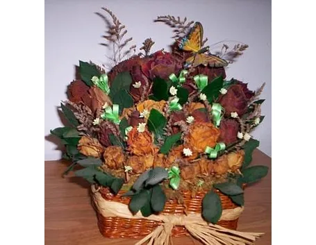 Cosa fare con i fiori secchi: composizioni e cornici