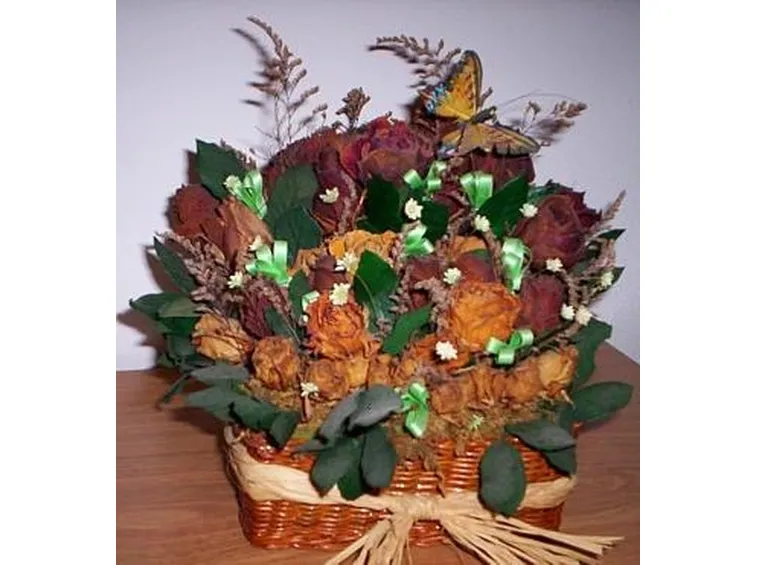 Cosa fare con i fiori secchi: composizioni e cornici