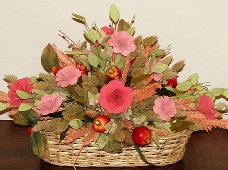 Creazione di un centrotavola con fiori secchi di lavanda ed eucalipto