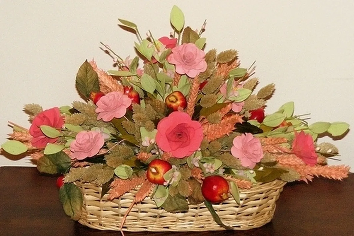 Creazione di un centrotavola con fiori secchi di lavanda ed eucalipto