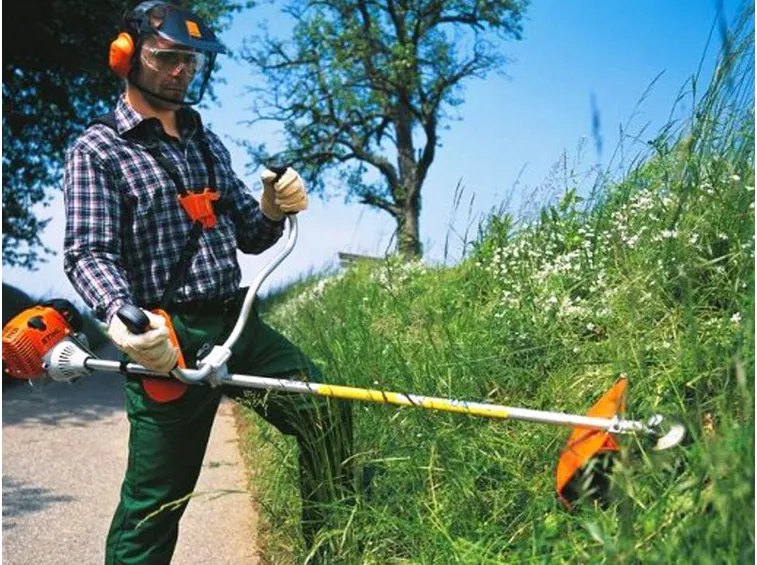 Decespugliatore a motore