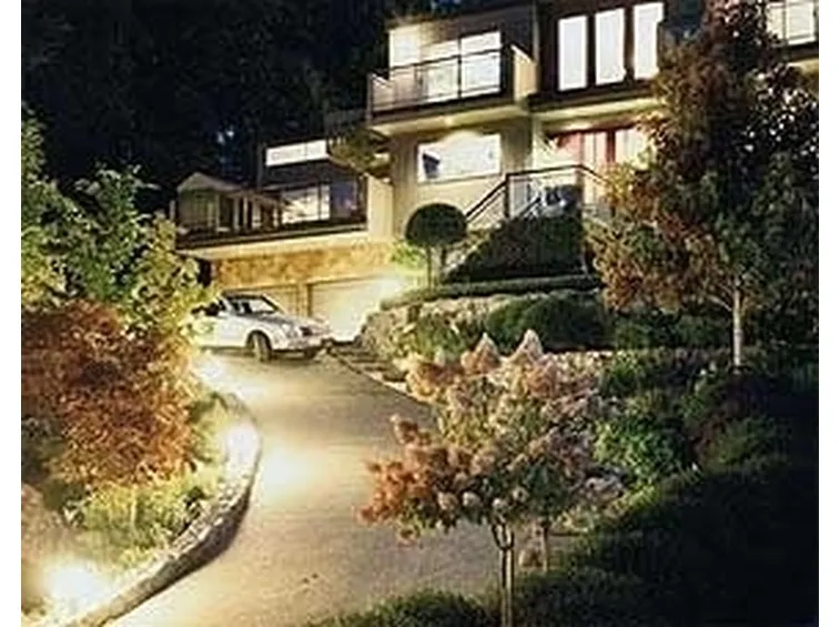 Illuminazione giardino : Un lampione per abbellire il giardino 