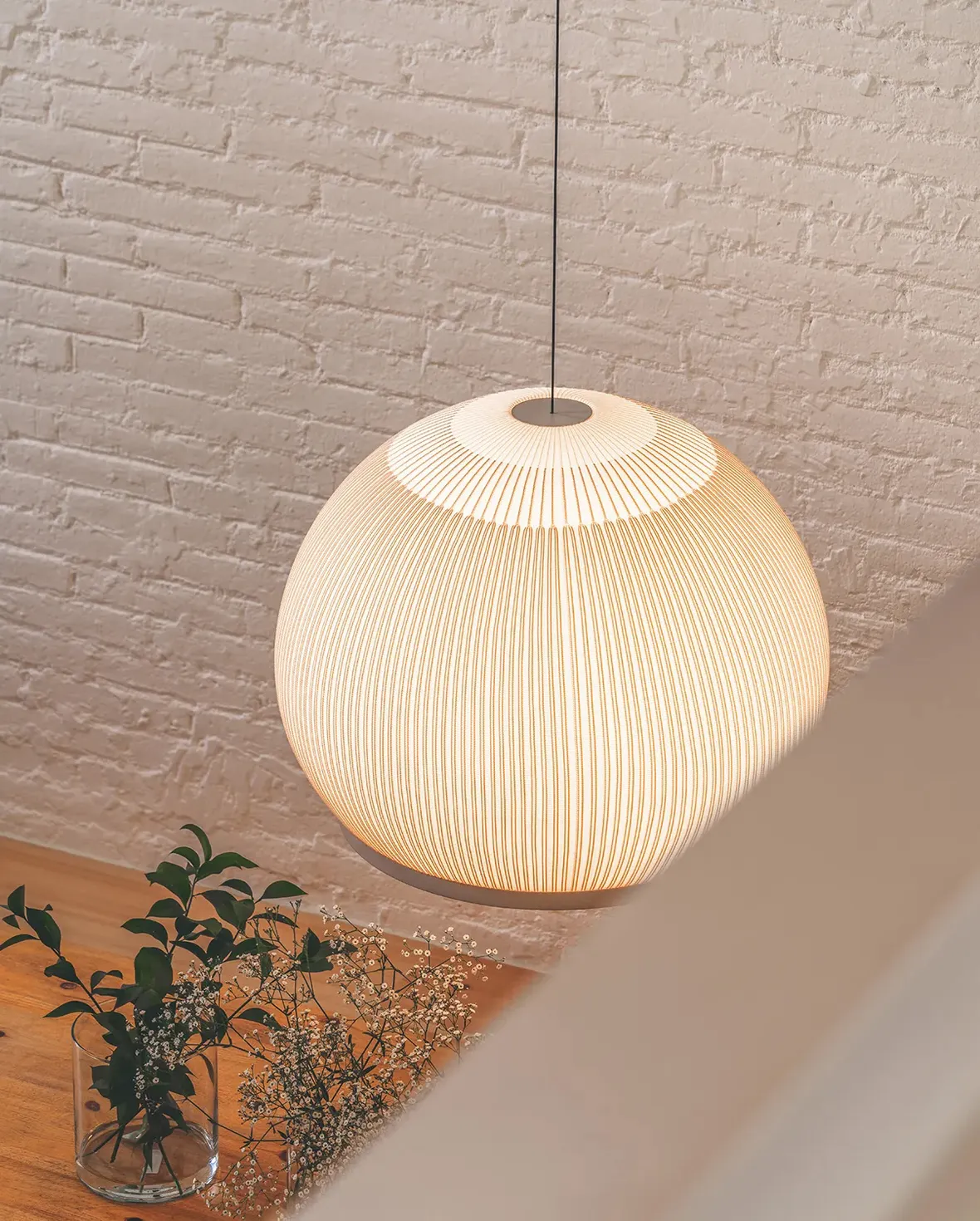 Spettro luminoso e tipi di lampade per piante da interno (foto Lampada Vibia Knit a sospensione)