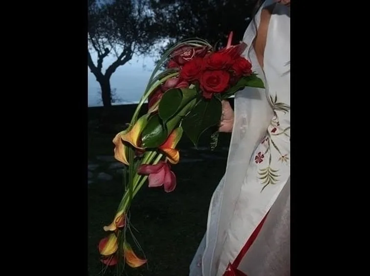 bouquet di amarilli con fiore rosso singolo