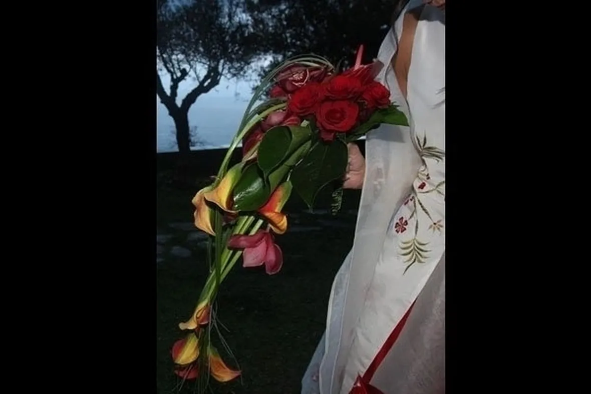bouquet di amarilli con fiore rosso singolo