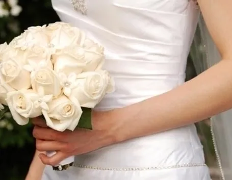 bouquet di rose bianche a gamdo medio