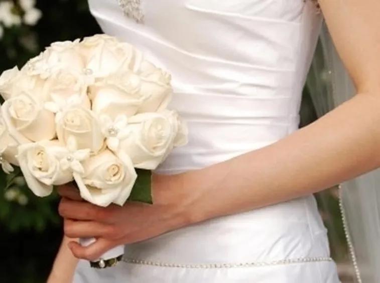 bouquet di rose bianche a gamdo medio