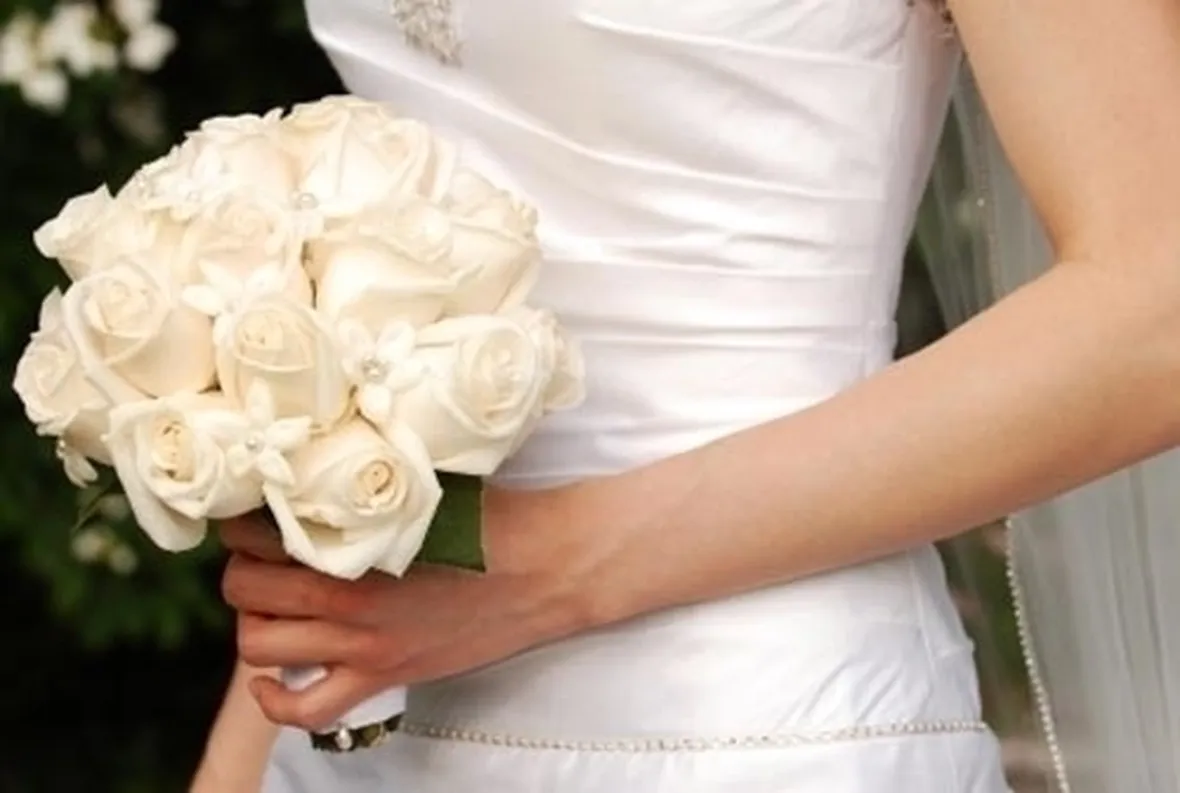 bouquet di rose bianche a gamdo medio