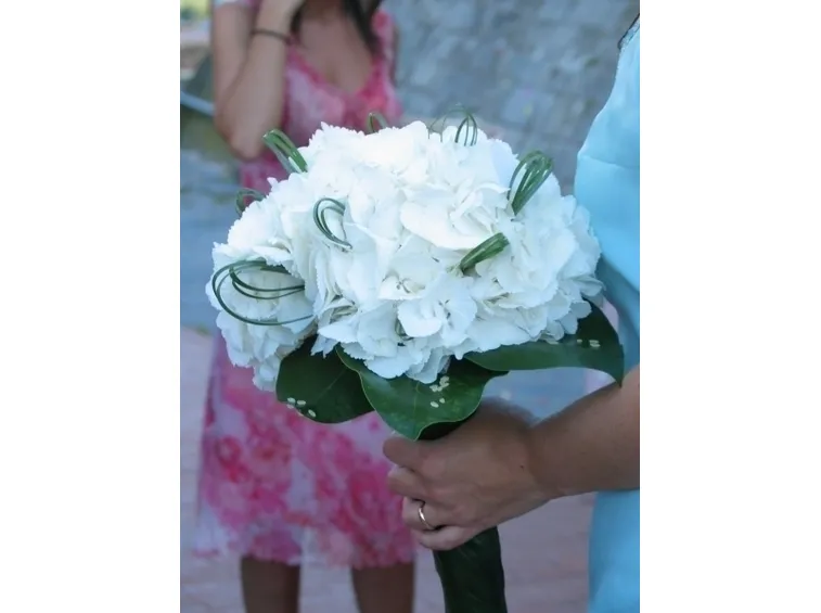 bouquet di rose e ortensie