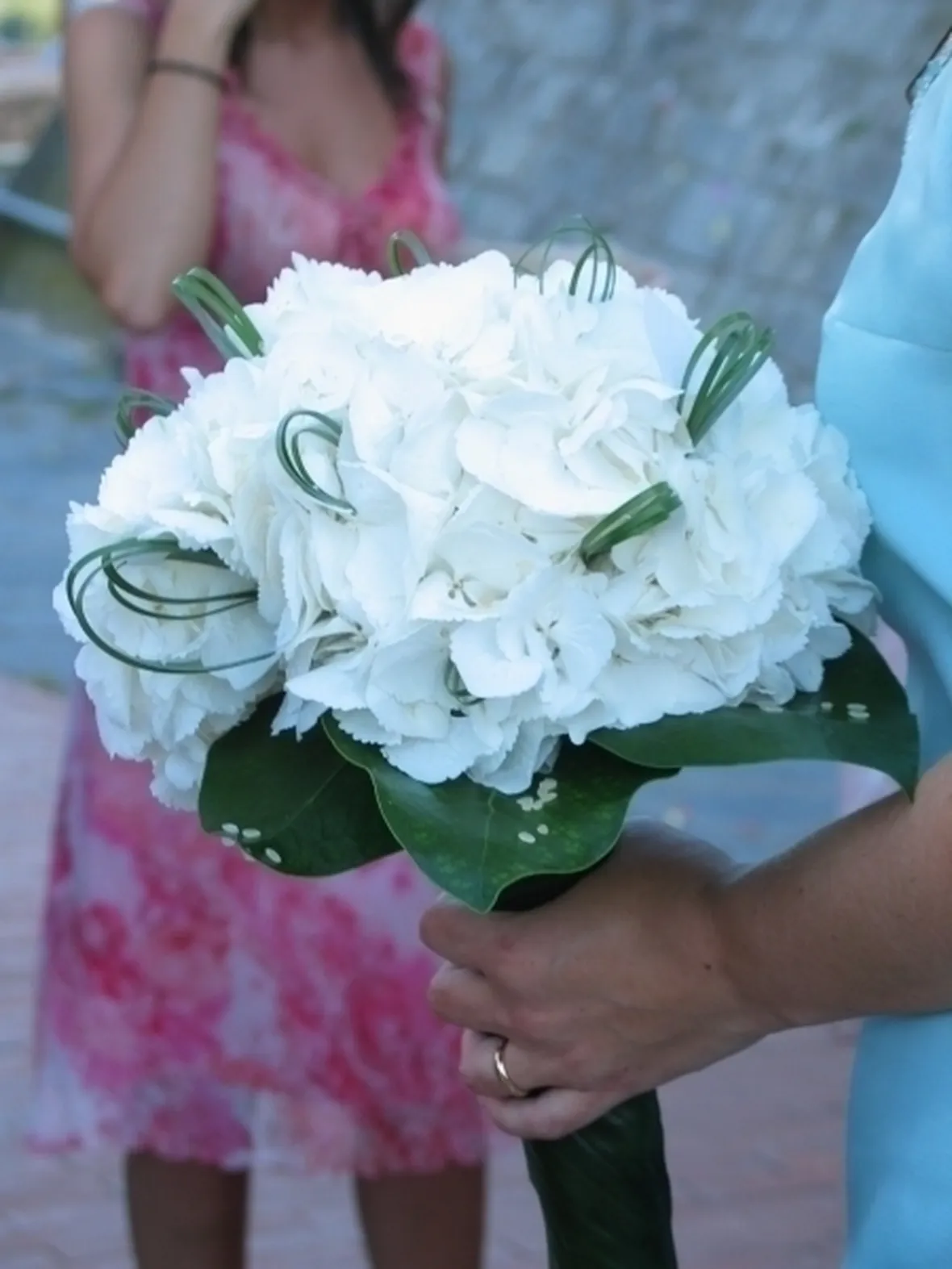 bouquet di rose e ortensie