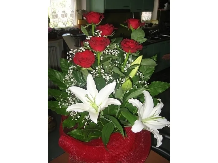 copribara di rose e lilium