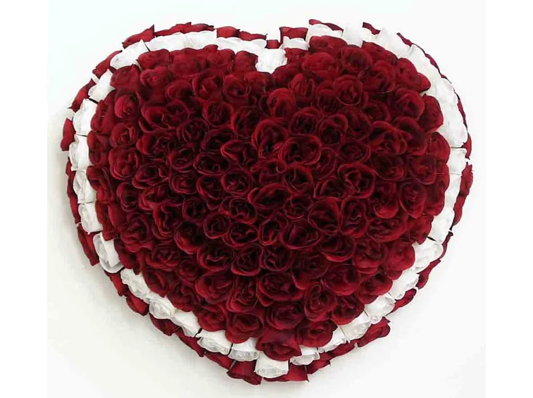cuore funebre con orchidee e santini