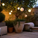 Le luci giuste per una festa di Natale in giardino