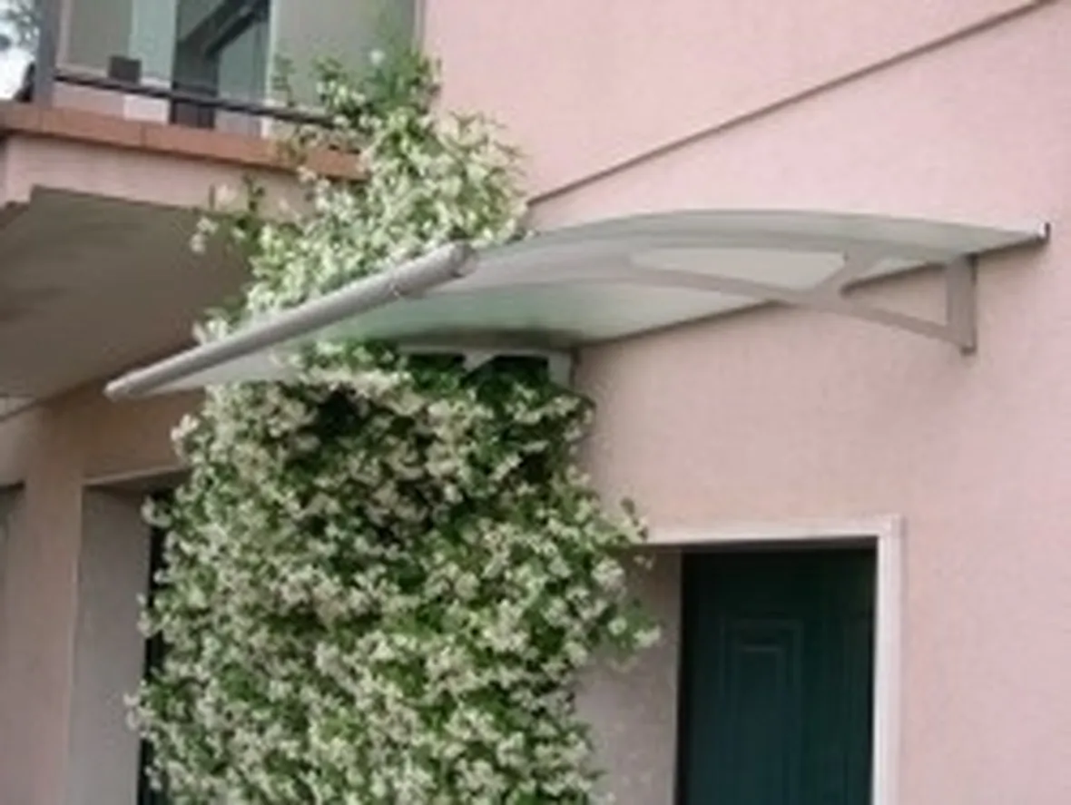 Pensiline in acciaio per la casa: proprietà e caratteristiche