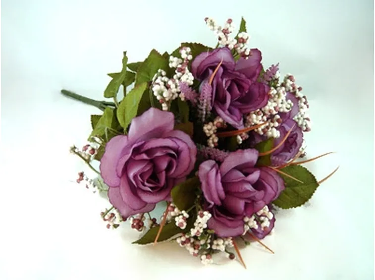 Risposta: una aiola di rose e clematis