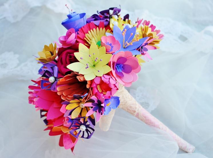Come realizzare un bouquet di fiori di carta