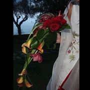 bouquet di amarilli con fiore rosso singolo